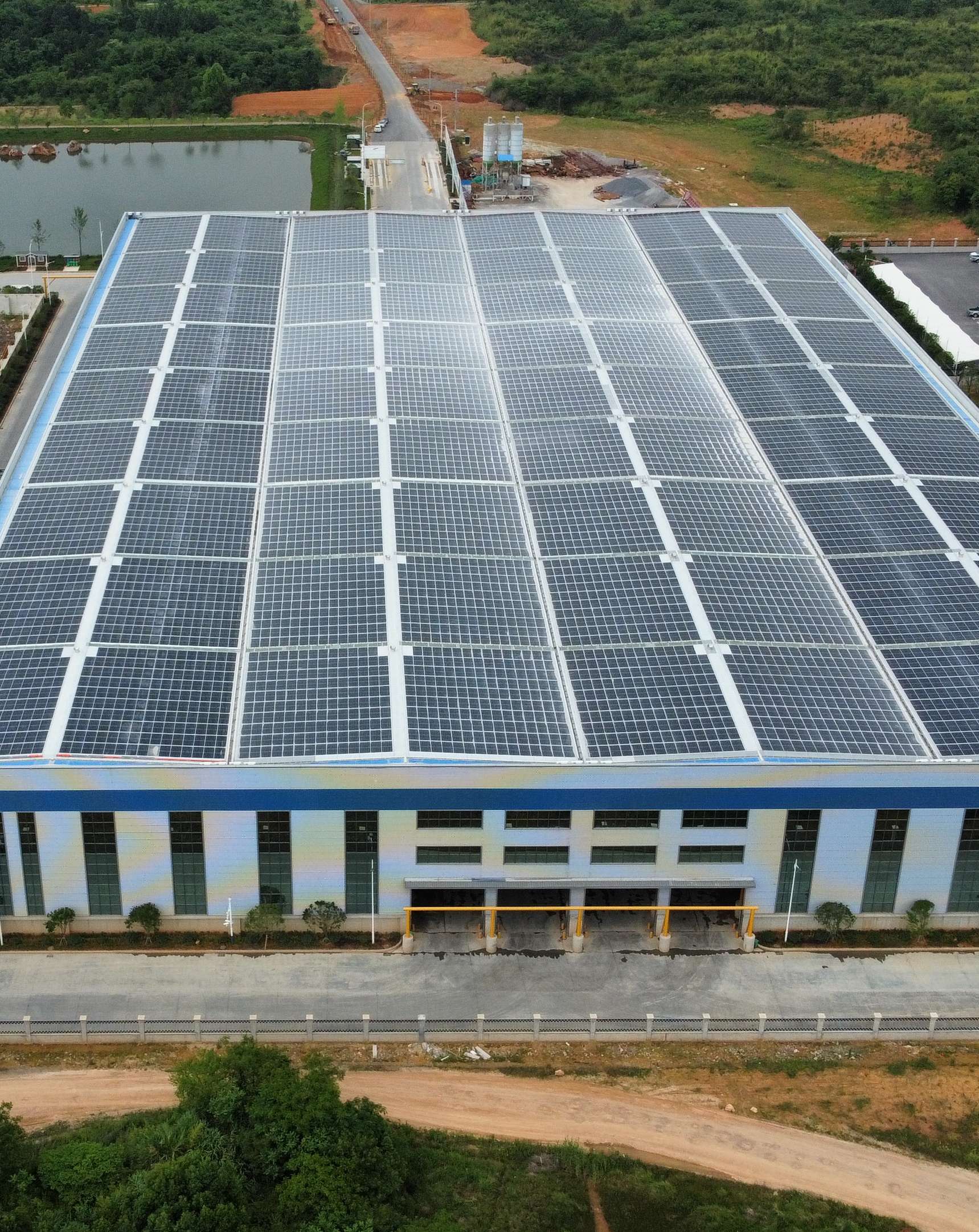 2022年4月，安徽池州匯成物資4MW光伏發電BIPV項目，年發電約400萬度，滿足約40%用電需求.jpg